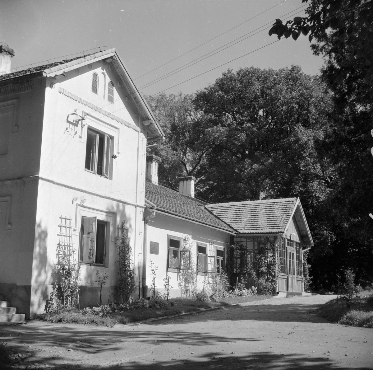 dworek Marii Konopnickiej, ob. muzeum - elewacja, skan 1