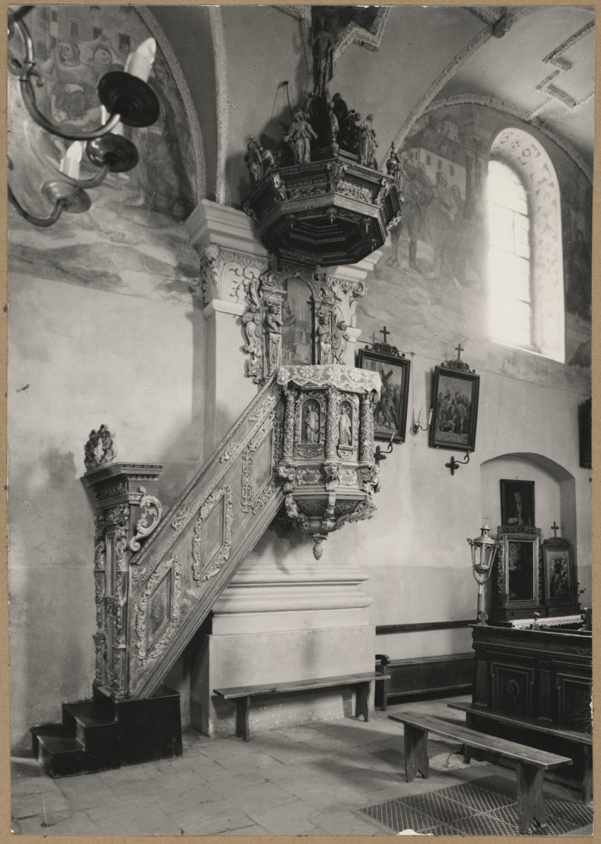 Kościół parafialny pw. św. Pawła - fragment wnętrza, widok na ambonę , skan 1