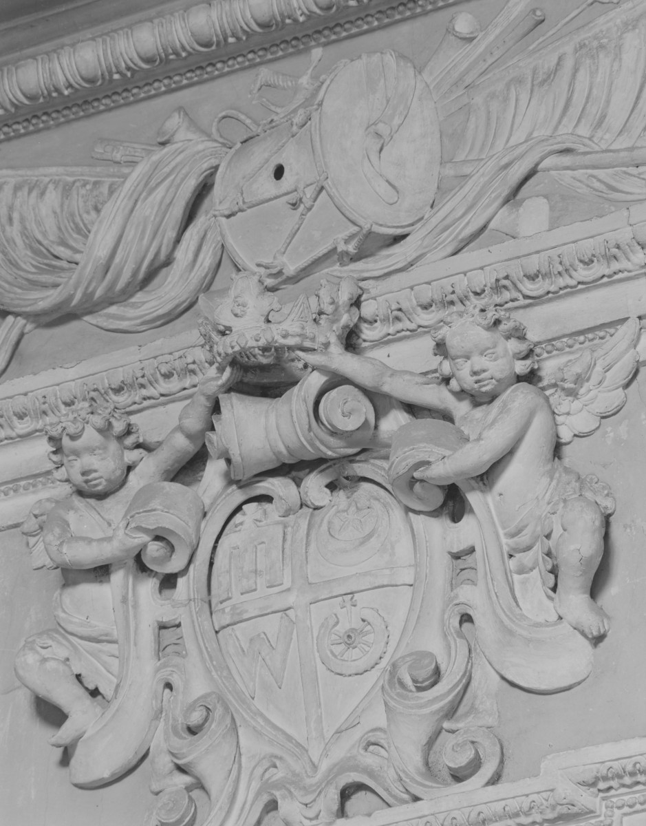 kościół pw. Nawiedzenia Najświętszej Marii Panny - wnętrze: kaplica barokowa, dekor, kartusz herbowy, skan 1