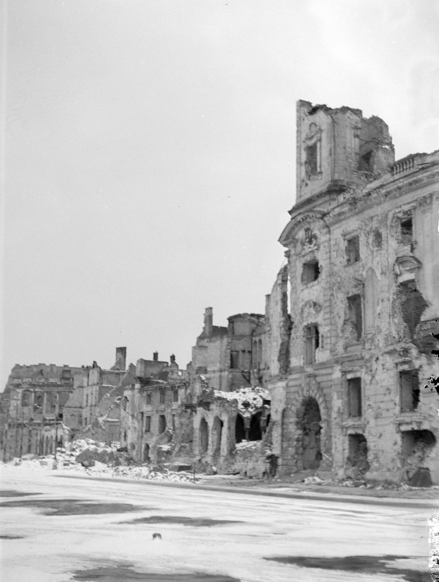 Plac Teatralny. Widok na ruiny ratusza. Zniszczenia., skan 1