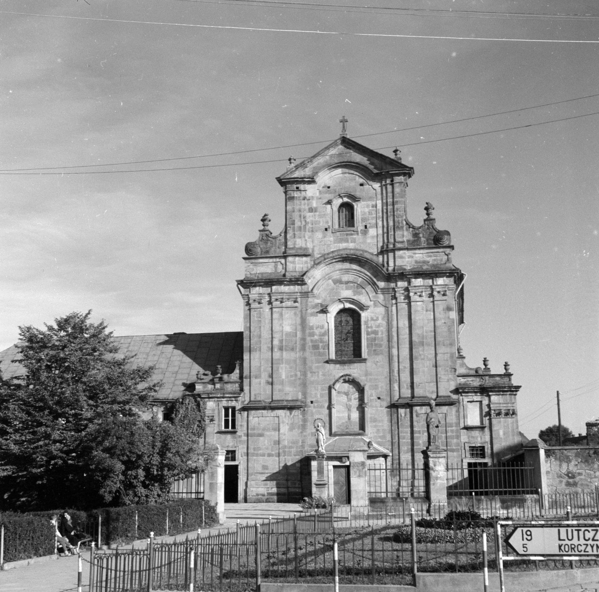 klasztor, zespół kościoła OO.Kapucynów - elewacja frontowa, skan 1