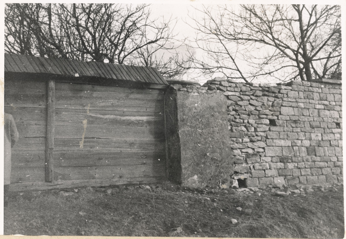 Zespół klasztorny - fragment ogrodzenia , skan 1