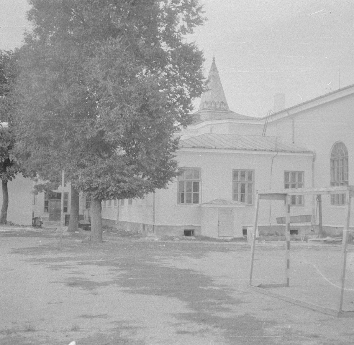 gimnazjum, ob. liceum ogólnokształcące im. Marii Konopnickiej - elewacja od dziedzińca, skan 1