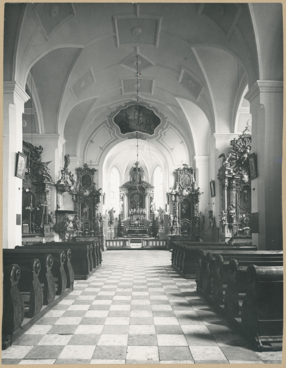 Zespół klasztorny - kościół, wnętrze, widok nawy w kierunku prezbiterium, skan 1