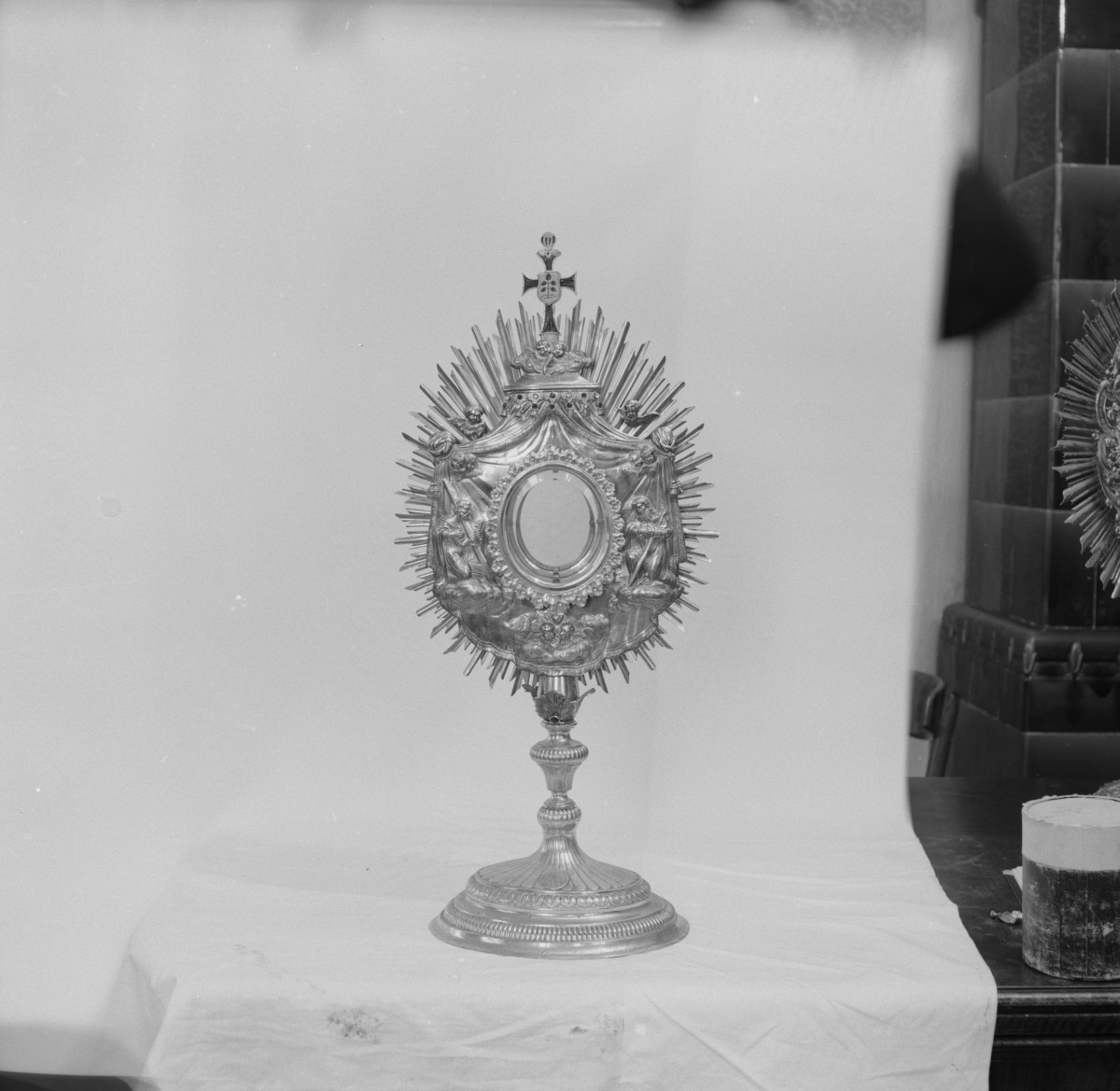 kościół Świętych Apostołów Piotra i Pawła - wnętrze: monstrancja z 1832 roku, skan 1