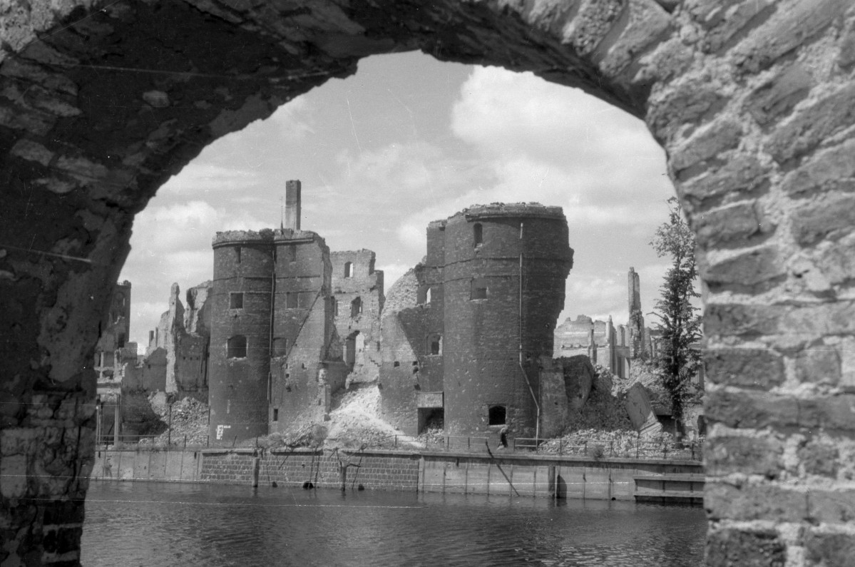 brama Żuraw - widok ruin, skan 1