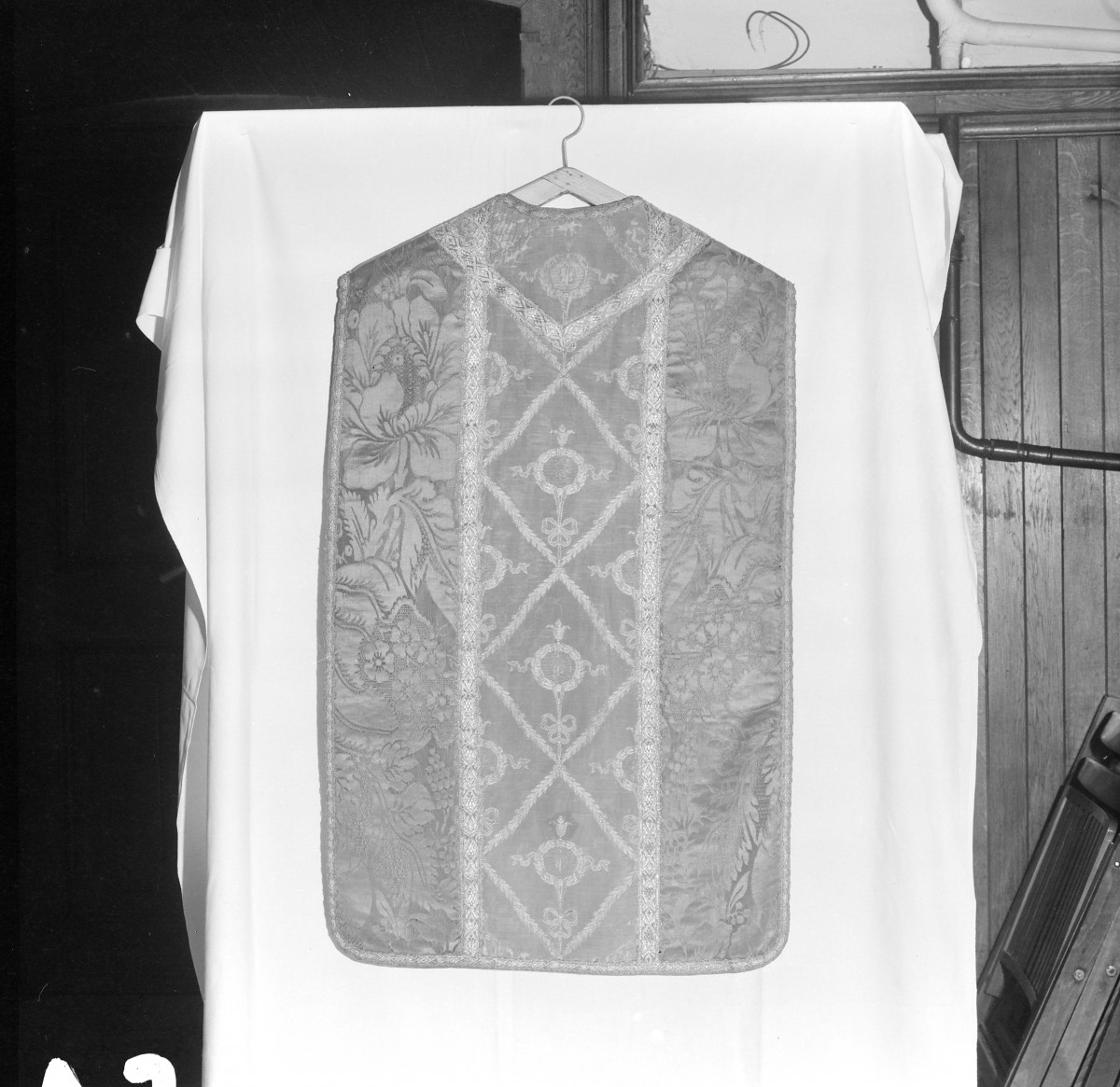 Skarbiec katedralny - Ornat. Włochy (?) XVII wiek. Francja XIX. Całość, tył., skan 1