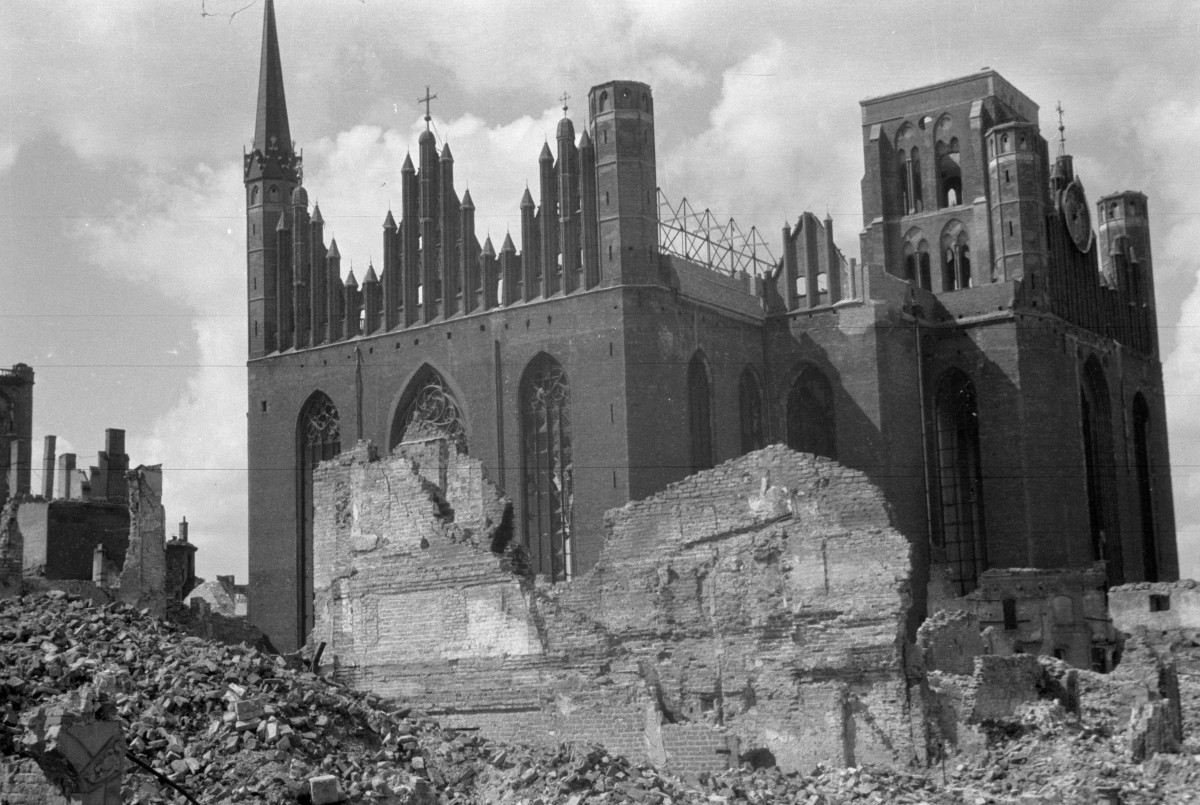 Kościół Mariacki pw. Wniebowzięcia Najświętszej Marii Panny - widok od północnego-wschodu, skan 1