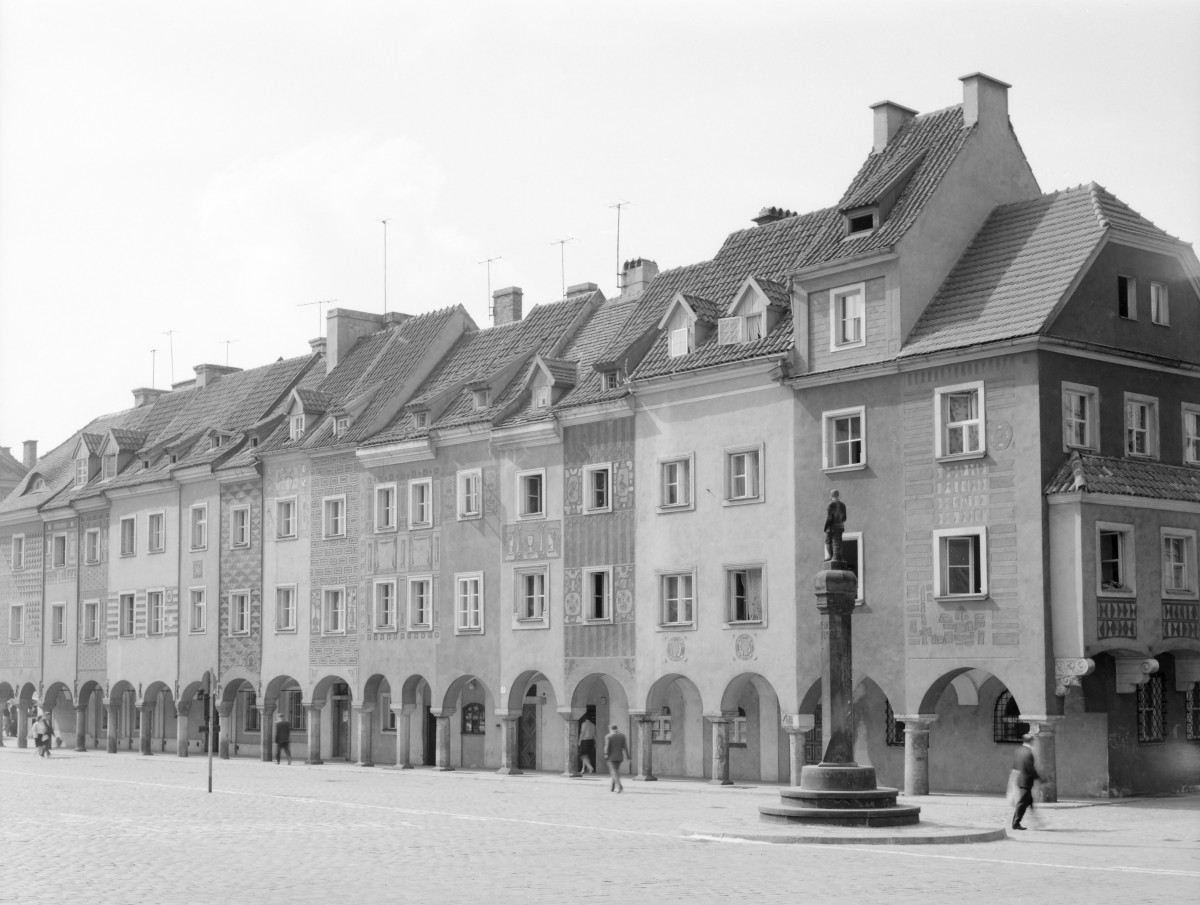 Rynek - kamienice z elewacjami frontowymi. Widoczny pręgierz., skan 1