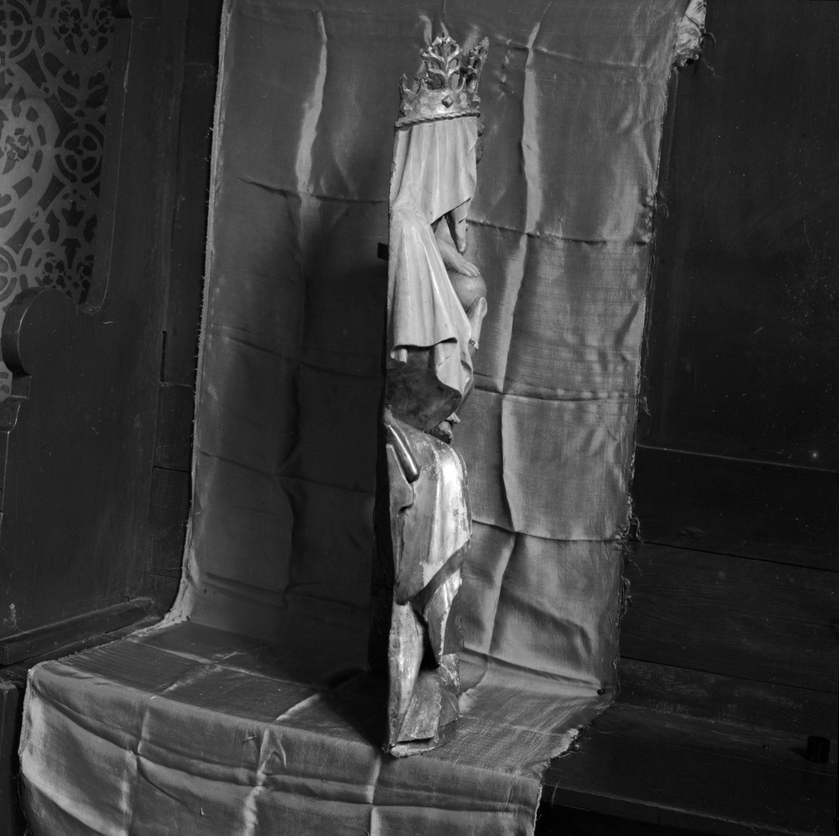 kościół filialny pw. św. Jakuba - wnętrze: Madonna z Dzieciątkiem - rzeźba, widok z boku, skan 1