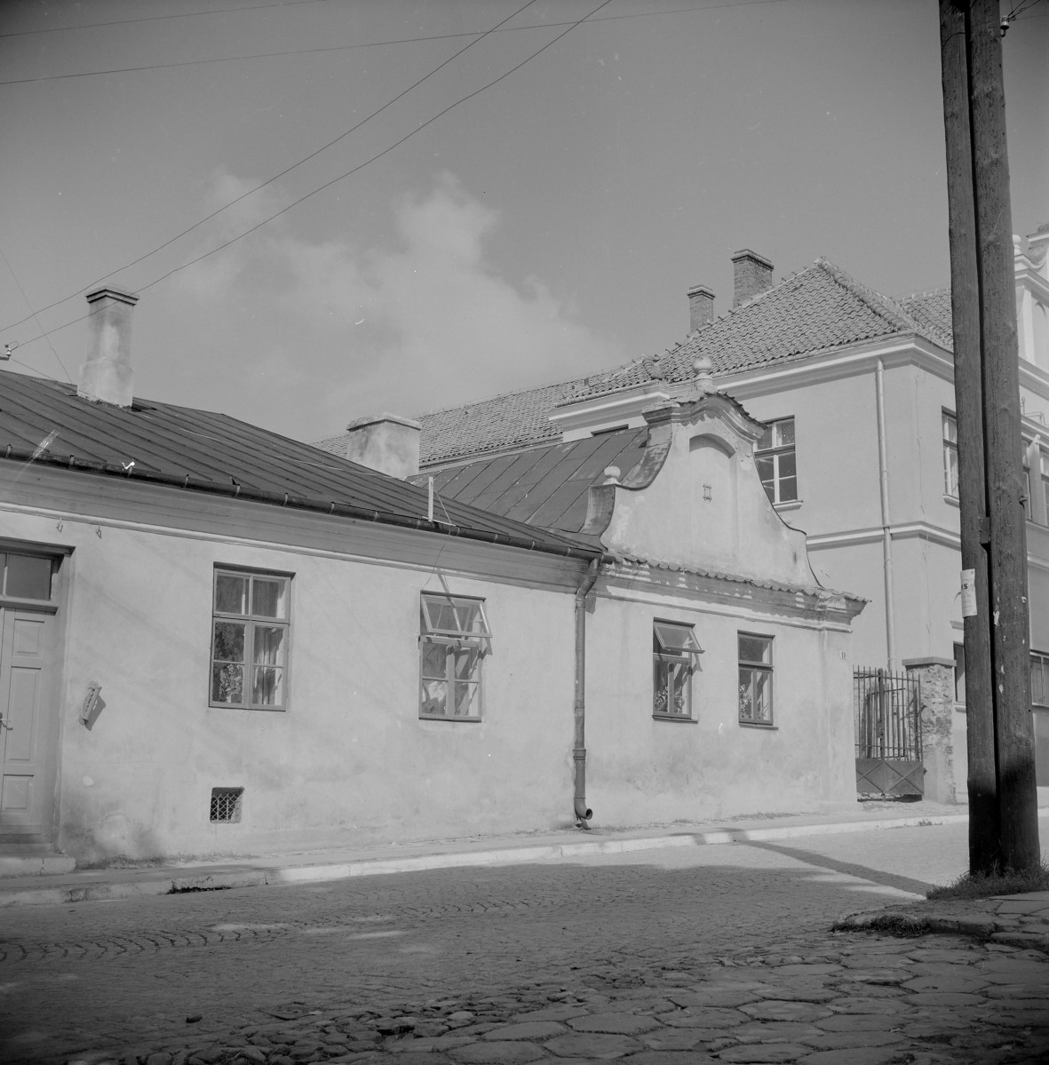 kamienica, szkoła parafialne, dawna ul. 1 Maja 10 - widok ogólny, skan 1