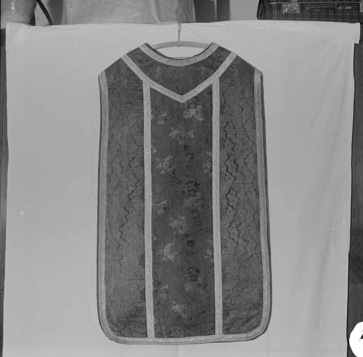 Skarbiec Katedralny - Ornat. Francja 1765-75. Haft Polski. Całość, tył., skan 1