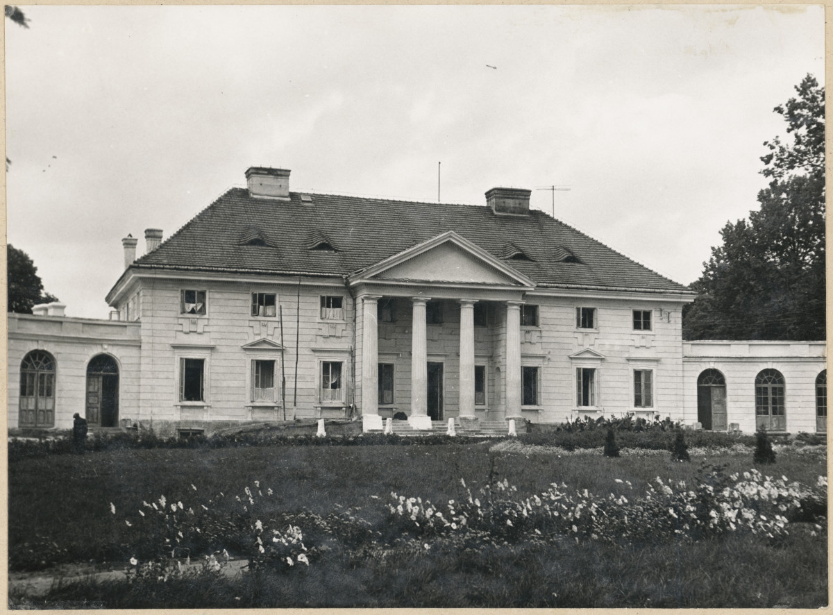Zespół pałacowo - parkowy, pałac - elewacja frontowa , skan 1