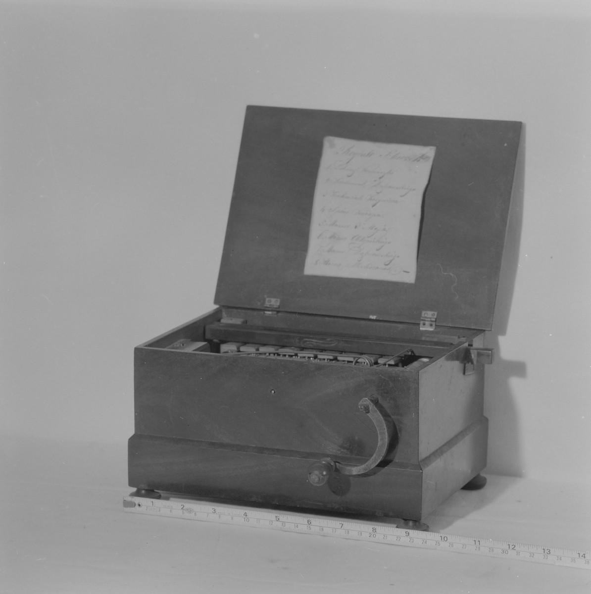 Klasztor ss. Klarysek - pozytywka skrzynkowa, widok od frontu z otwartą klapą, skan 1