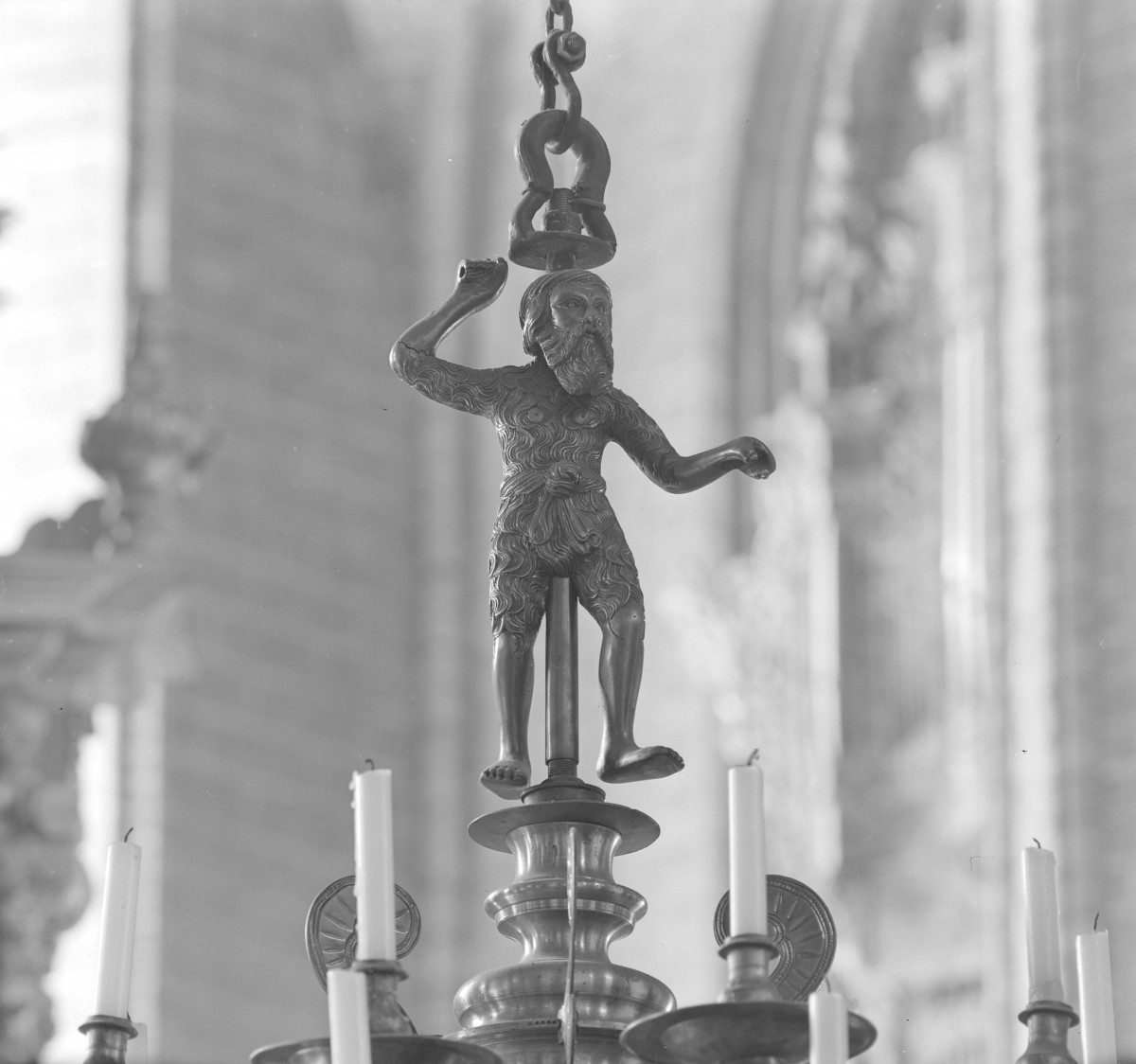 kościół pw. Wniebowzięcia Najświętszej Maryi Panny - wnętrze - świecznik / żyrandol / pająk - zwieńczenie, skan 1