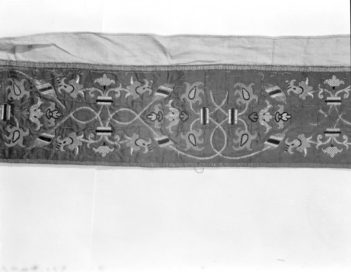 klasztor Benedyktynek - zbiory - materiał z haftem - fragment, skan 1