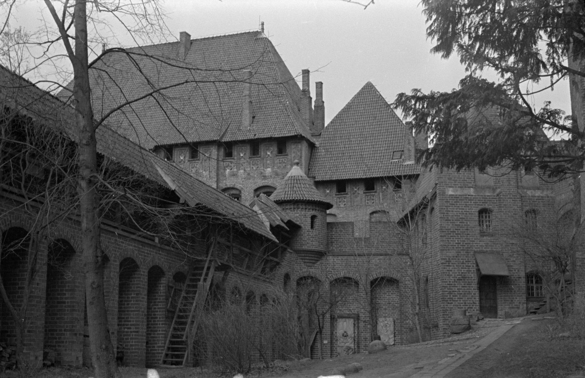 zamek krzyżacki - dziedziniec, skan 1
