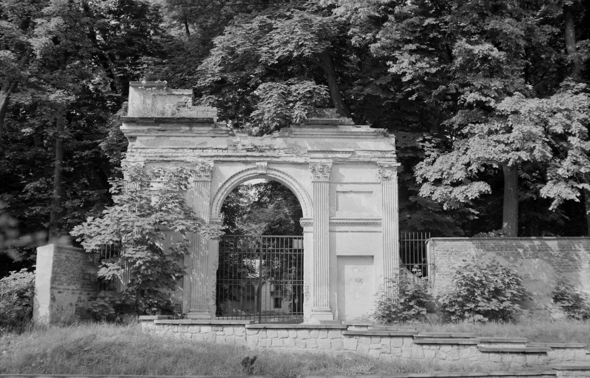 pałac Czartoryskich - park krajobrazowy - Brama Rzymska - elewacja frontowa, skan 1