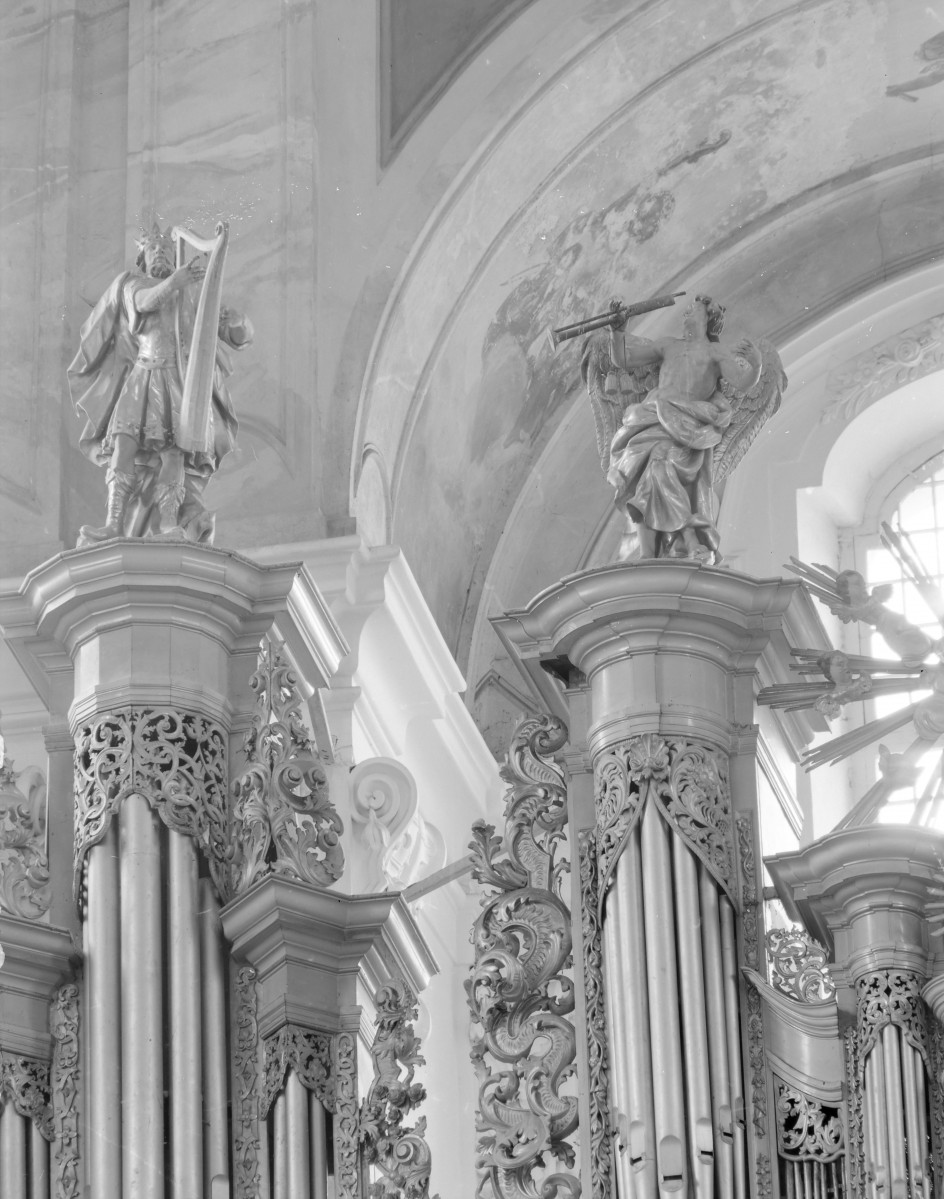 Kościół pw. NMP i św. Mikołaja - wnętrze: zwieńczenie prospektu organowego., skan 1