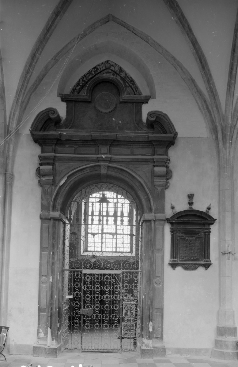 Katedra pw. Wniebowzięcia Najświętszej Marii Panny i św. Wojciecha - wnętrze: portal do kaplicy Dzierzgowskiego, skan 1