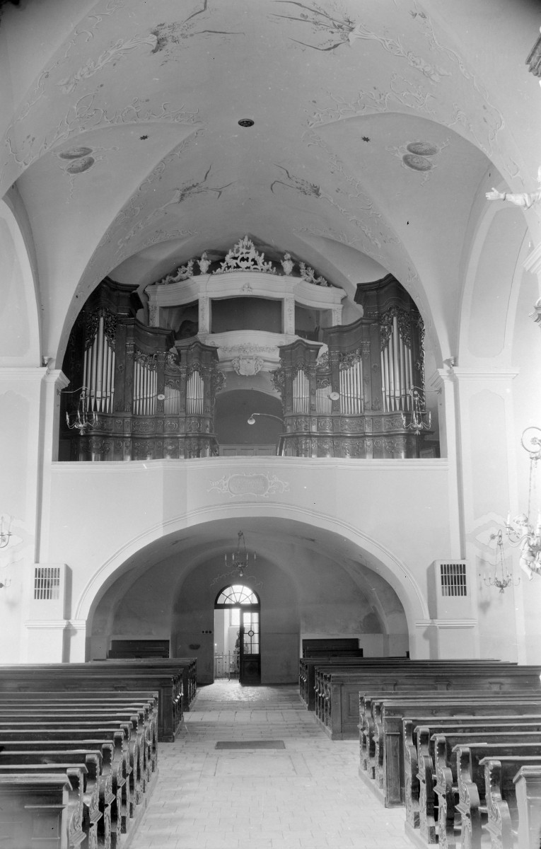 kościół oo. Franciszkanów - wnętrze: widok na chór, skan 1