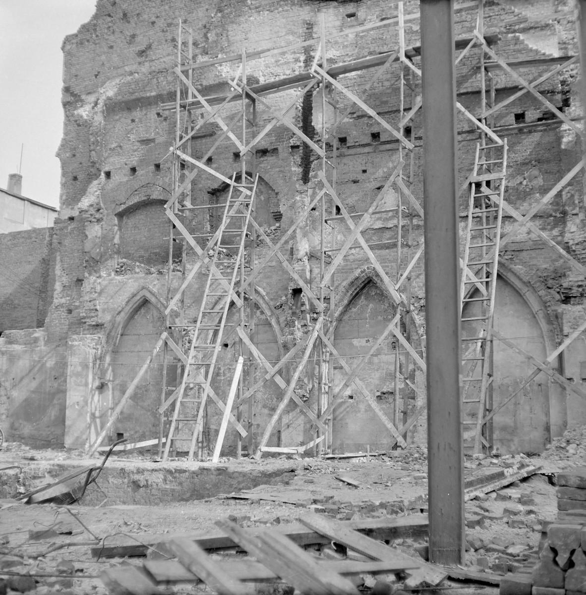 Sień gotycka rozebranej kamienicy. Detale blend ostrołukowych., skan 1