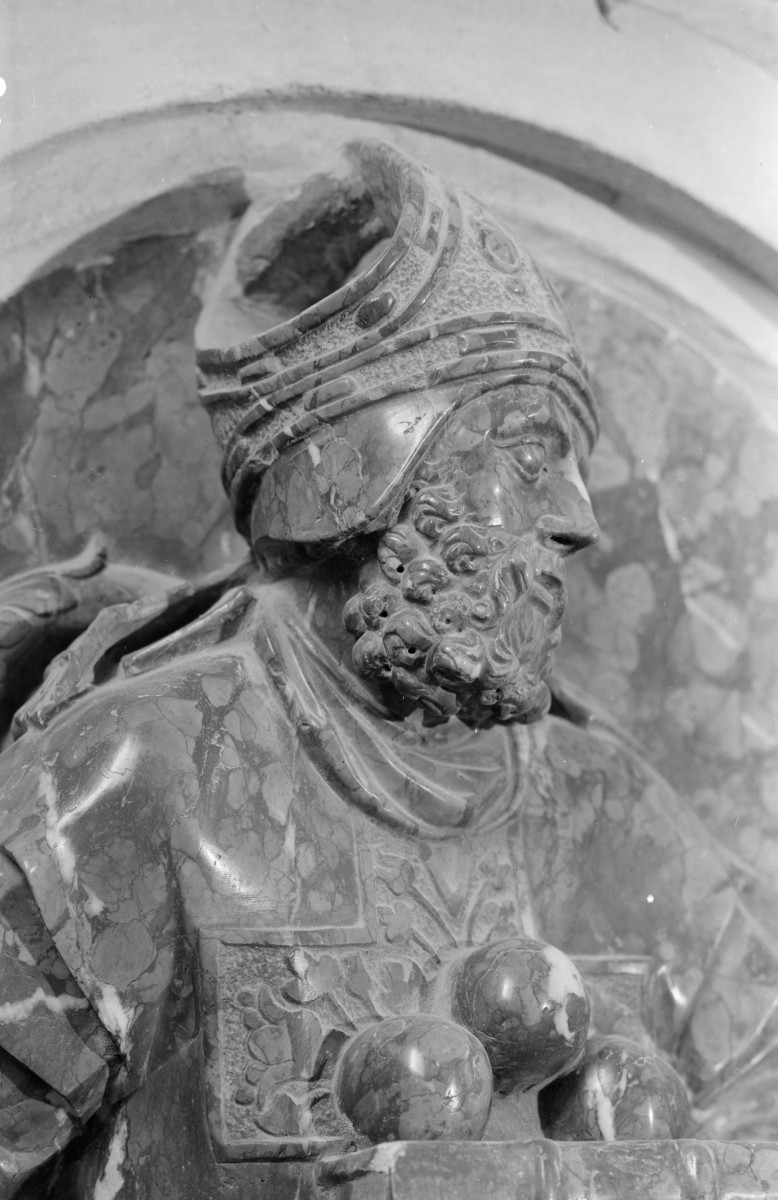 Katedra pw. Wniebowzięcia Najświętszej Marii Panny - wnętrze - kaplica M. Dzieżgowskiego. ściana zachodnia, nagrobek M. Dzieżgowskiego, figura lewa, Św. Mikołaja (głowa), skan 1