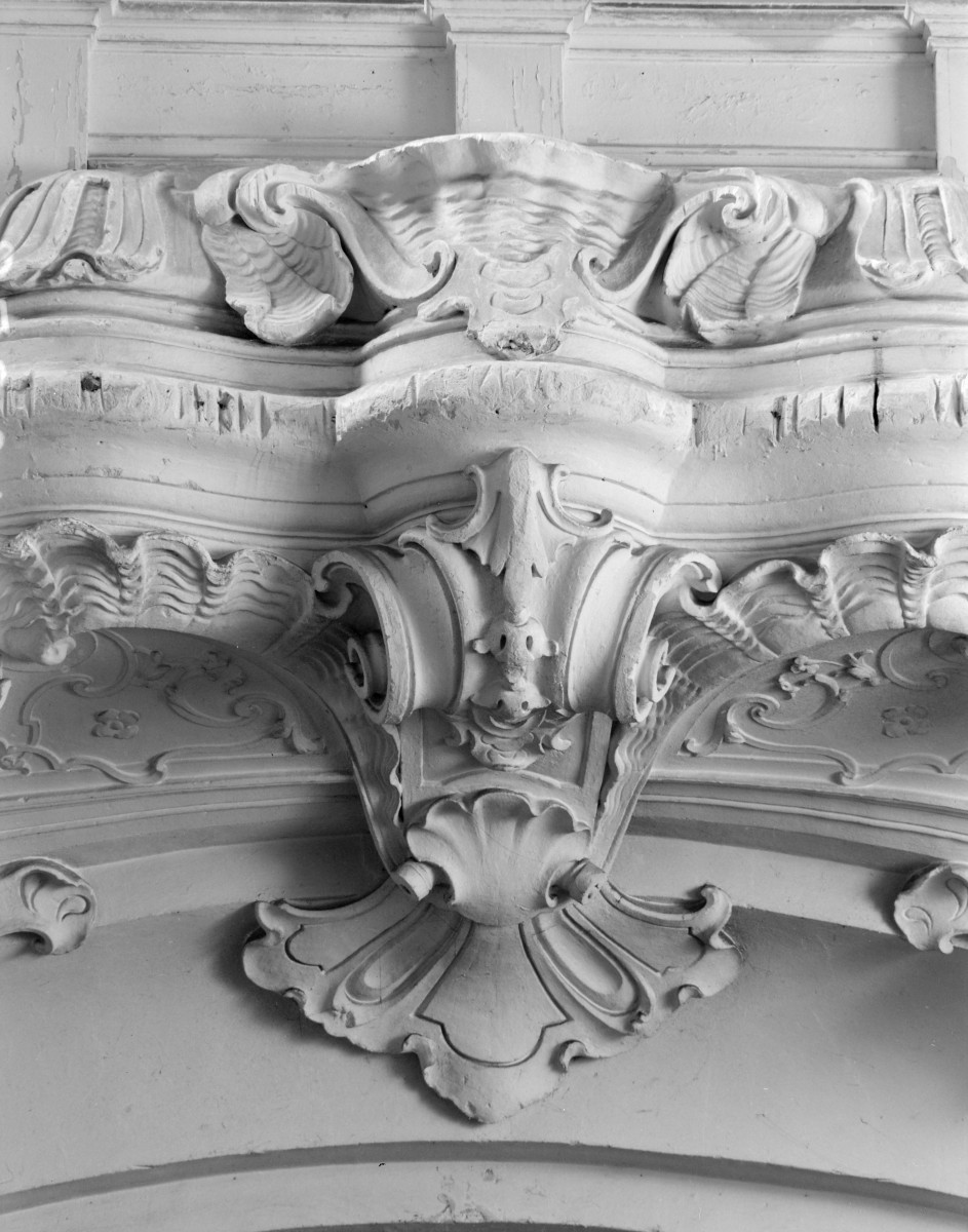 sanktuarium św. Jadwigi Śląskiej - kościół: fragment, detale chóru w transepcie , skan 1