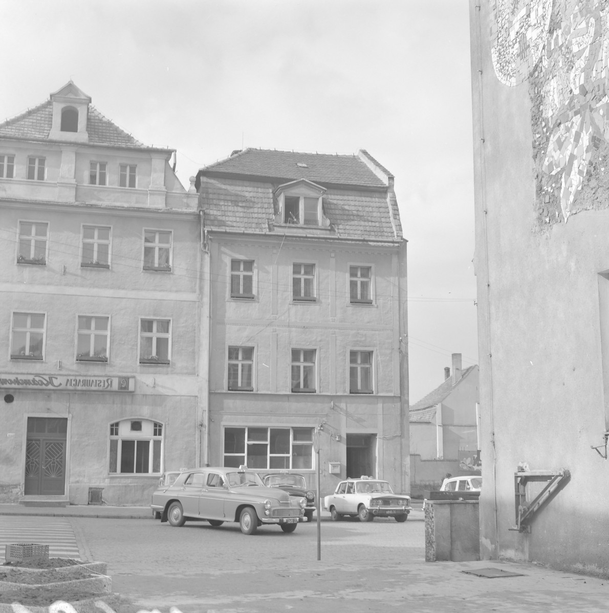 Pierzeja - kkamienice. Elewacje frontowe z mansardami., skan 1