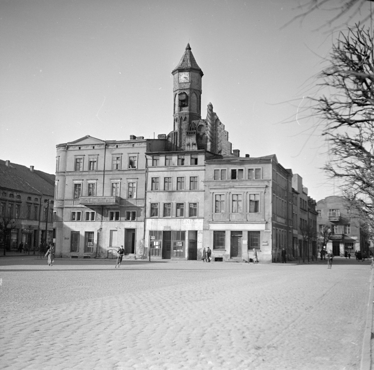 rynek - pierzeja, widok ogólny w głębi wieża ratuszowa, skan 1