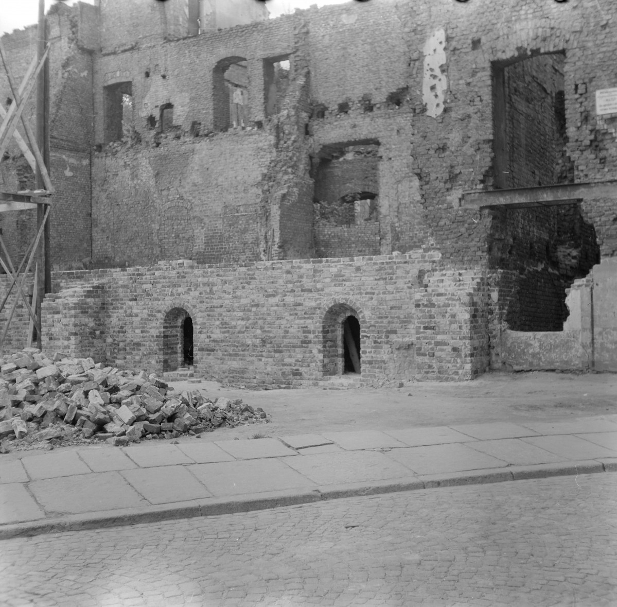 Pałac biskupi podczas odbudowy., skan 1