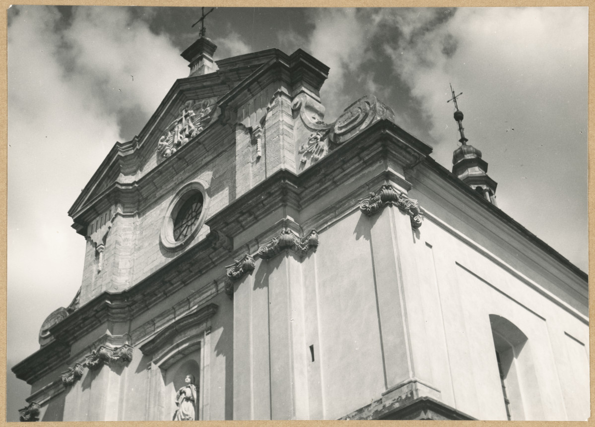 Kościół parafialny - widok górnej części fasady, skan 1