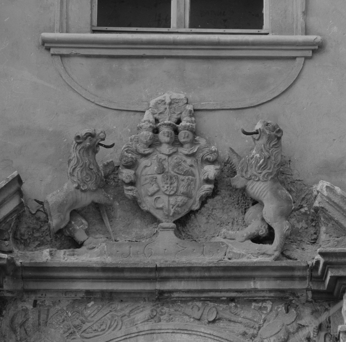 zamek Oppersdorffów - zamek górny - dziedziniec - elewacja północna - portal z 1671 roku - fragment z kartuszem herbowym, skan 1