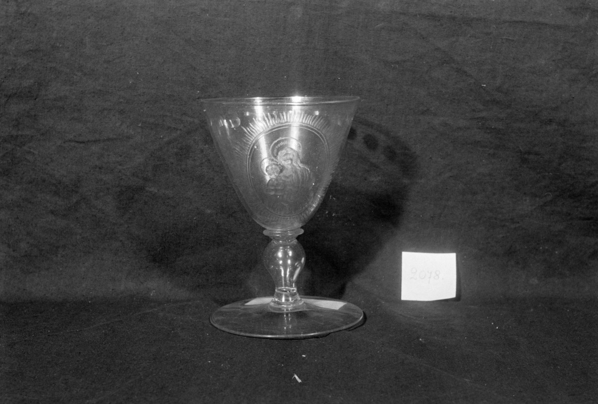 kielich szklany niemiecki lub śląski z wizerunkiem Matki Boskiej, Muzeum Śląskie we Wrocławiu (ob. Muzeum Narodowe we Wrocławiu), skan 1