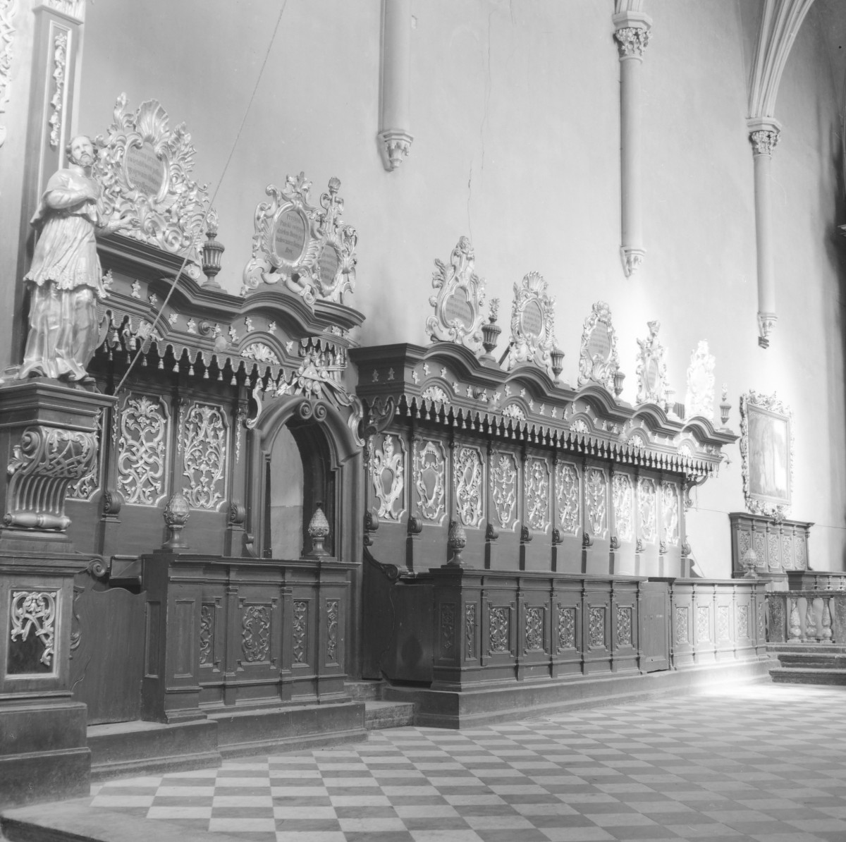 klasztor Bożogrobowców - kościół pw. Ducha Świętego - wnętrze - prezbiterium - stalle, skan 1