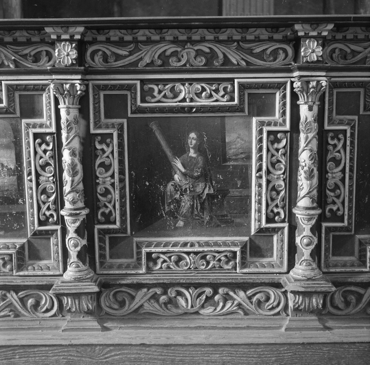 kościół farny pw. Świętej Trójcy - wnętrze: stalle, fragment, malowidło, skan 1