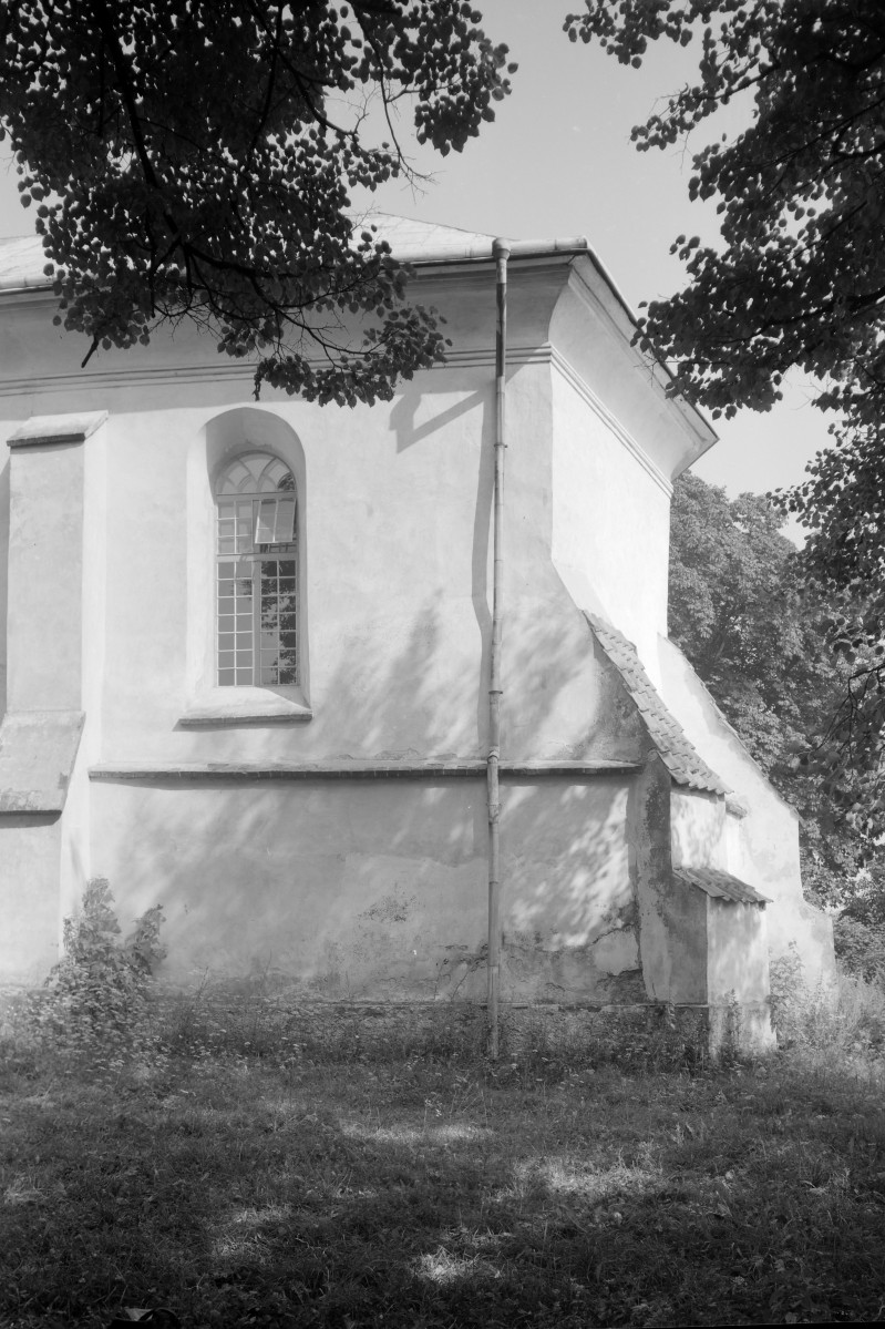 Kaplica pw. Matki Bożej Kębelskiej - elewacja południowa - fragment od strony południowo - wschodniej, skan 1