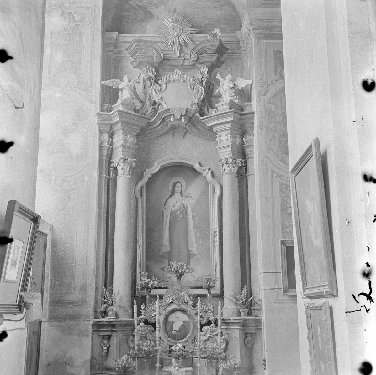 kościół Podwyższenia Krzyża Świętego - wnętrze, ołtarz boczny w nawie, skan 1