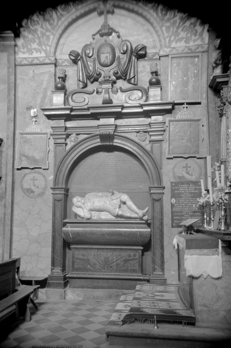 Kościół klasztorny p.w. Matki Boskiej Anielskiej - wnętrze: nagrobek Zygmunta Tarły fundatora, skan 1
