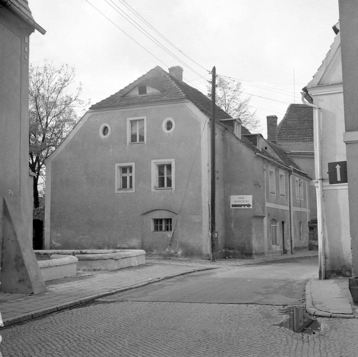 Zabudowa miejska. Kamienica elewacja frontowa oraz szczyt elewacji bocznej., skan 1
