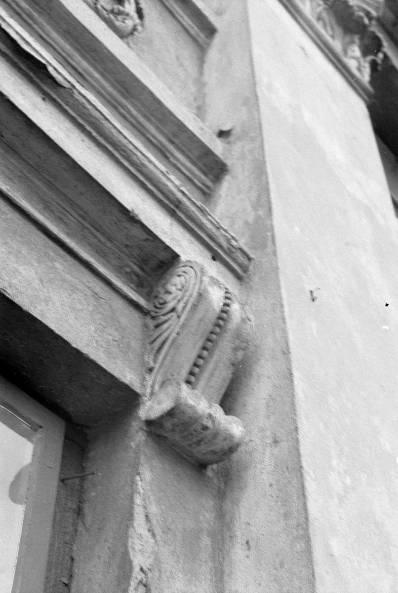 kamienica - detal architektoniczny, konsola, skan 1