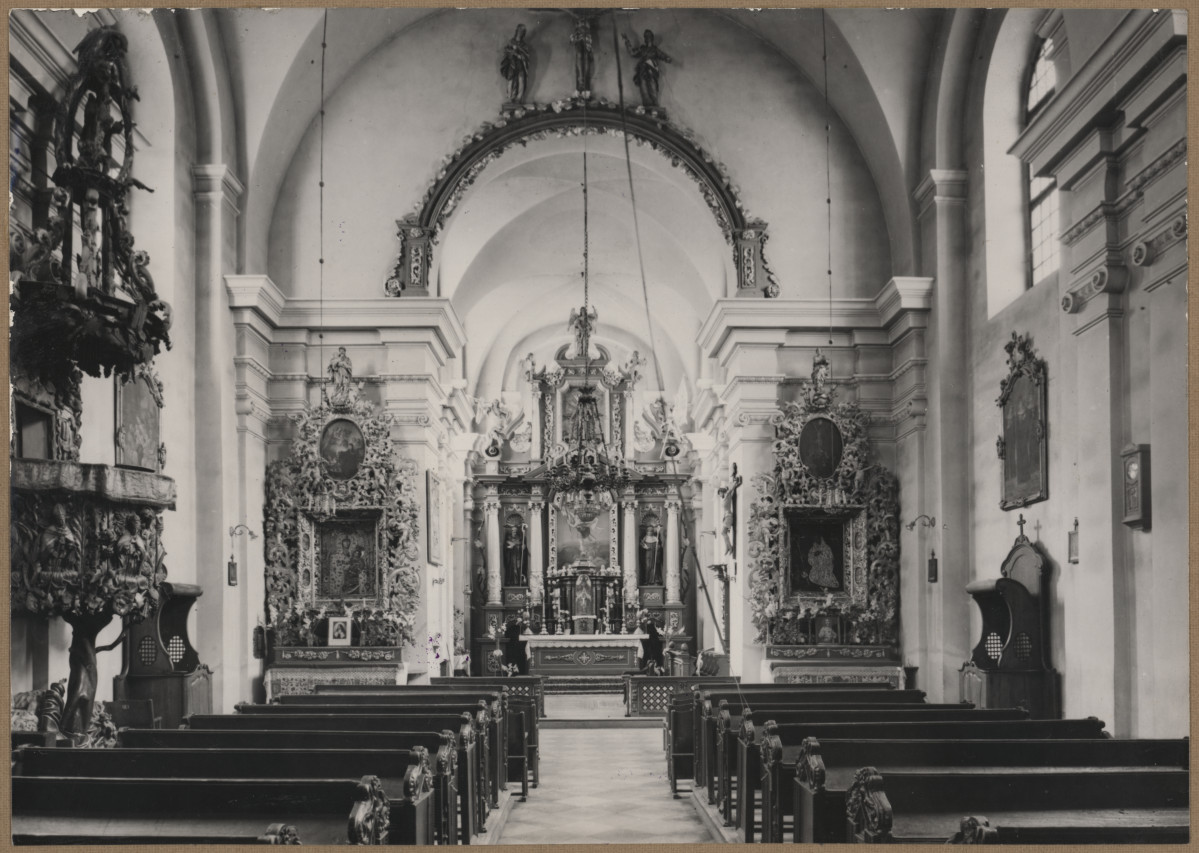 Zespół klasztorny ss. Benedyktynek - kościół, wnętrze, widok ogólny na nawę i prezbiterium, skan 1