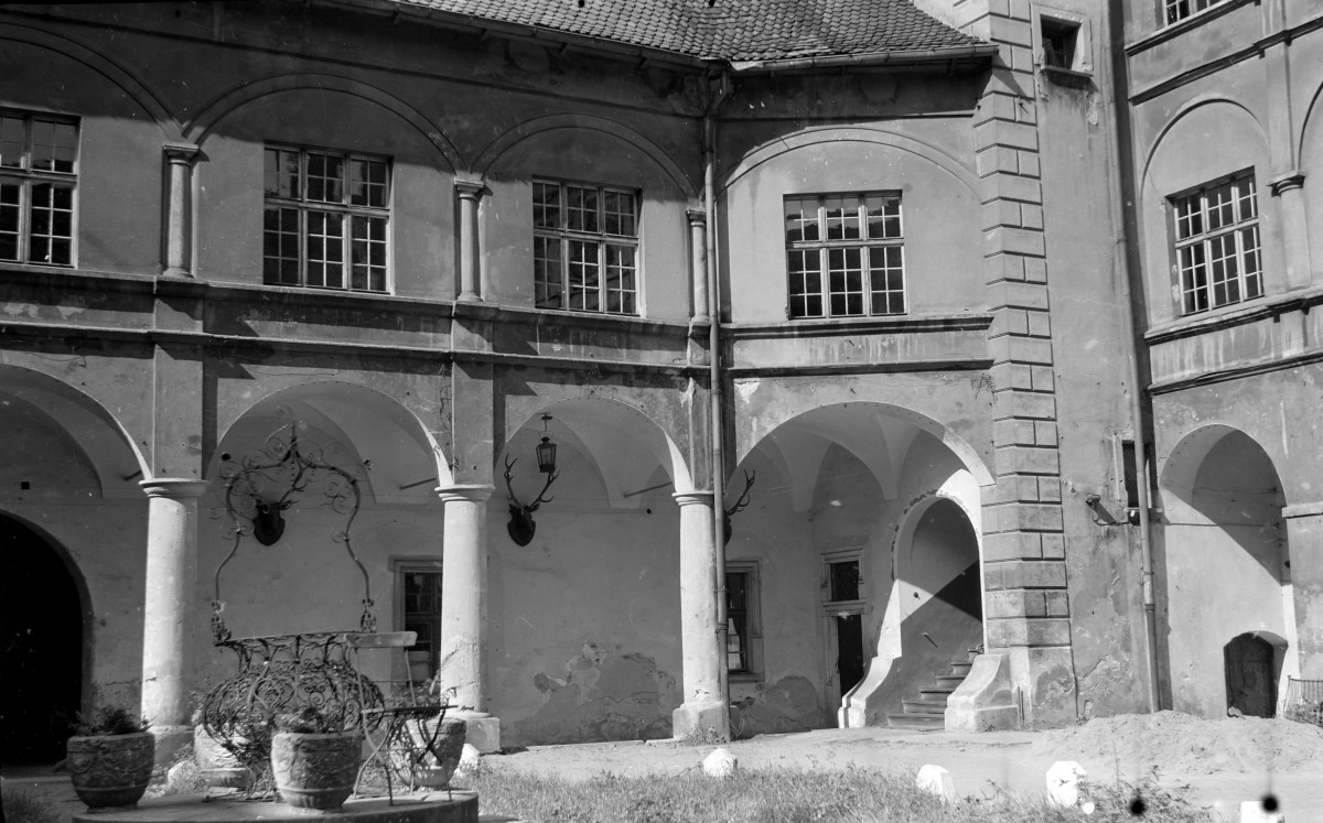 zamek - dziedziniec, skan 1