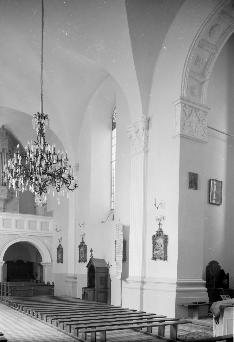 Kościół parafialny pw. św. Stanisława Biskupa - wnętrze: nawa główna w kierunku empory. Widoczne lunety i pilaster., skan 1