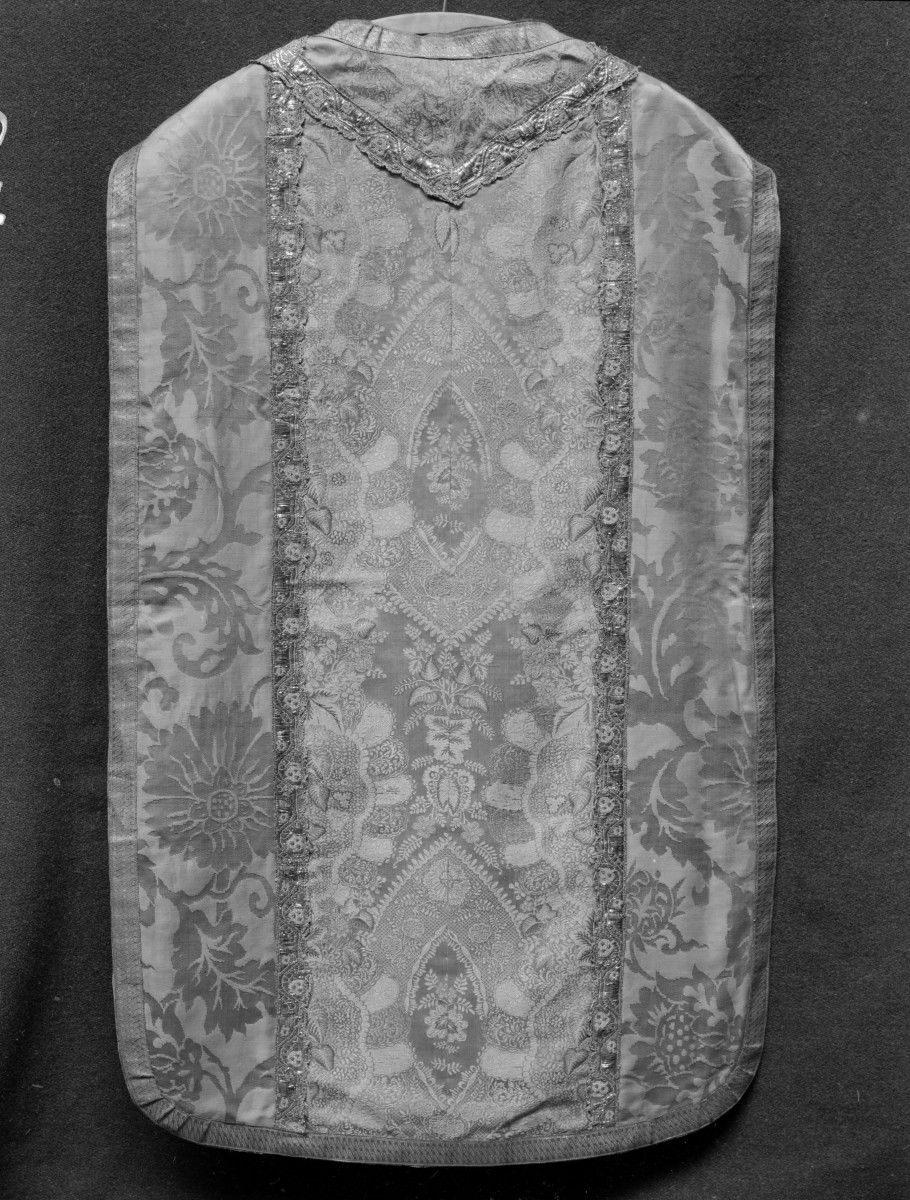 kościół pw. Wniebowzięcia Najświętszej Maryi Panny i św. Zygmunta - Muzeum Diecezjalne - zbiory - ornat z kolumną ze stylizowanymi motywami roślinnymi /tył/, skan 1