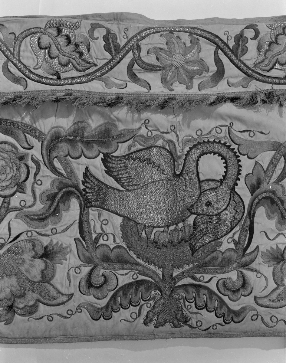 klasztor Benedyktynek - zbiory - materiał z haftem - fragment, skan 1