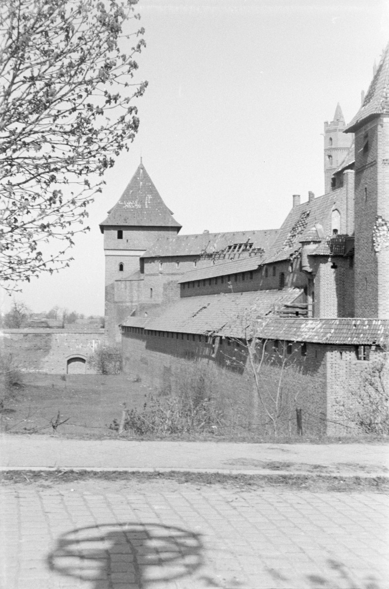 Zamek w Malborku, zamek wysoki, fortyfikacje od str. płd., skan 1