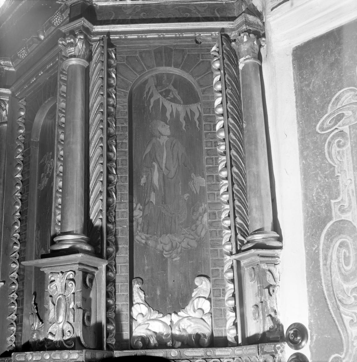 Kościół św. Jan Chrzciciela i św. Jana Ewangelisty - wnętrz: fragment zdobienia korpusu ambony, polichromia., skan 1