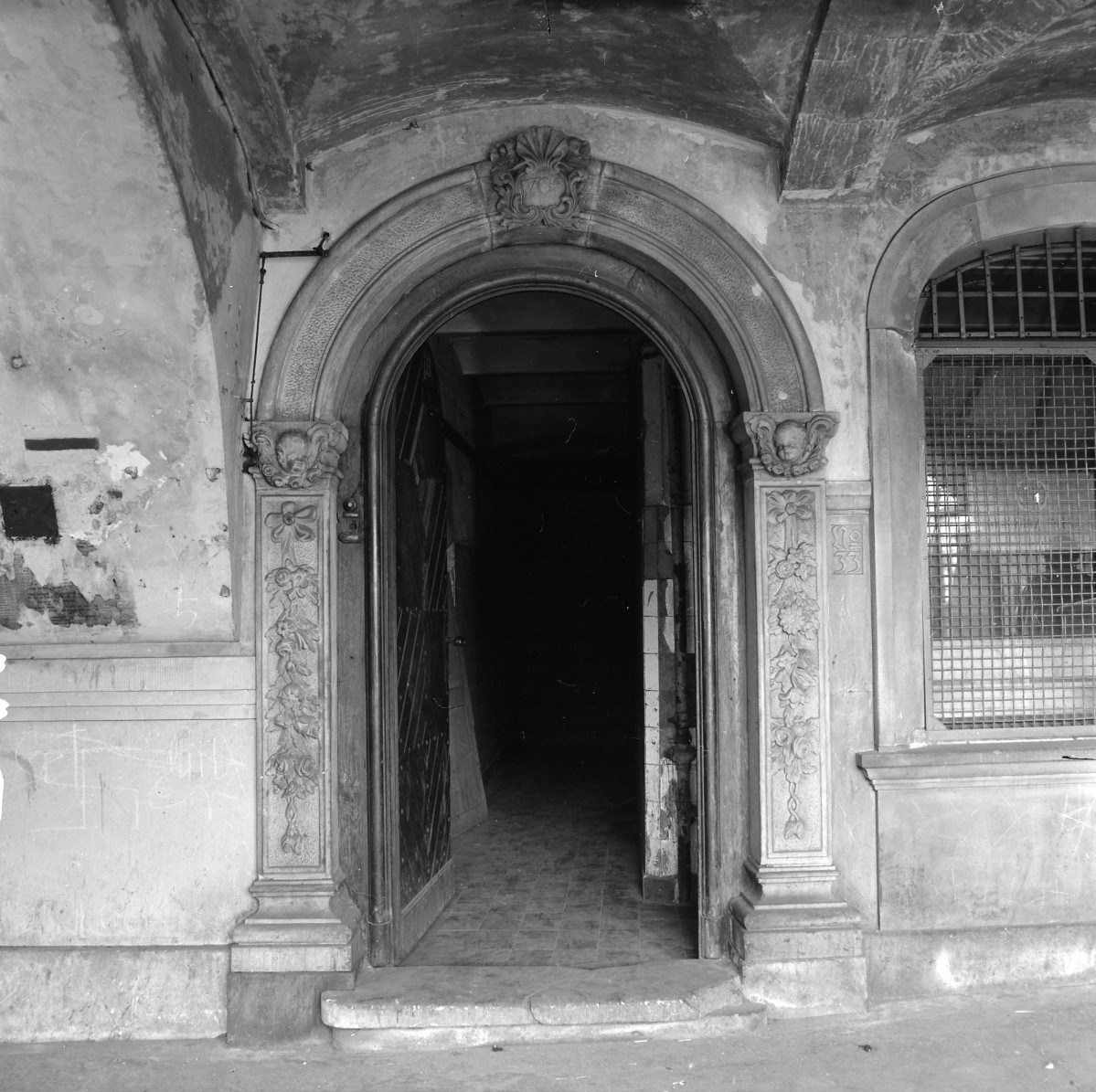 Kamienica. Zdobiony portal., skan 1