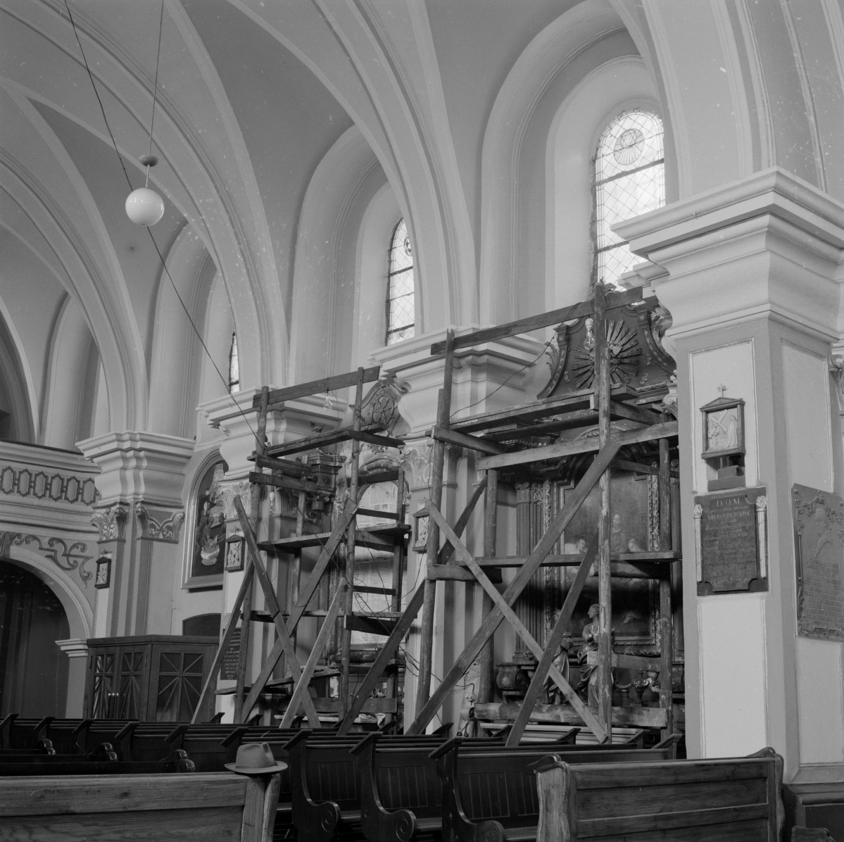 Kościół Narodzenia Najświętszej Maryi Panny - wnętrze, nawa główna, skan 1